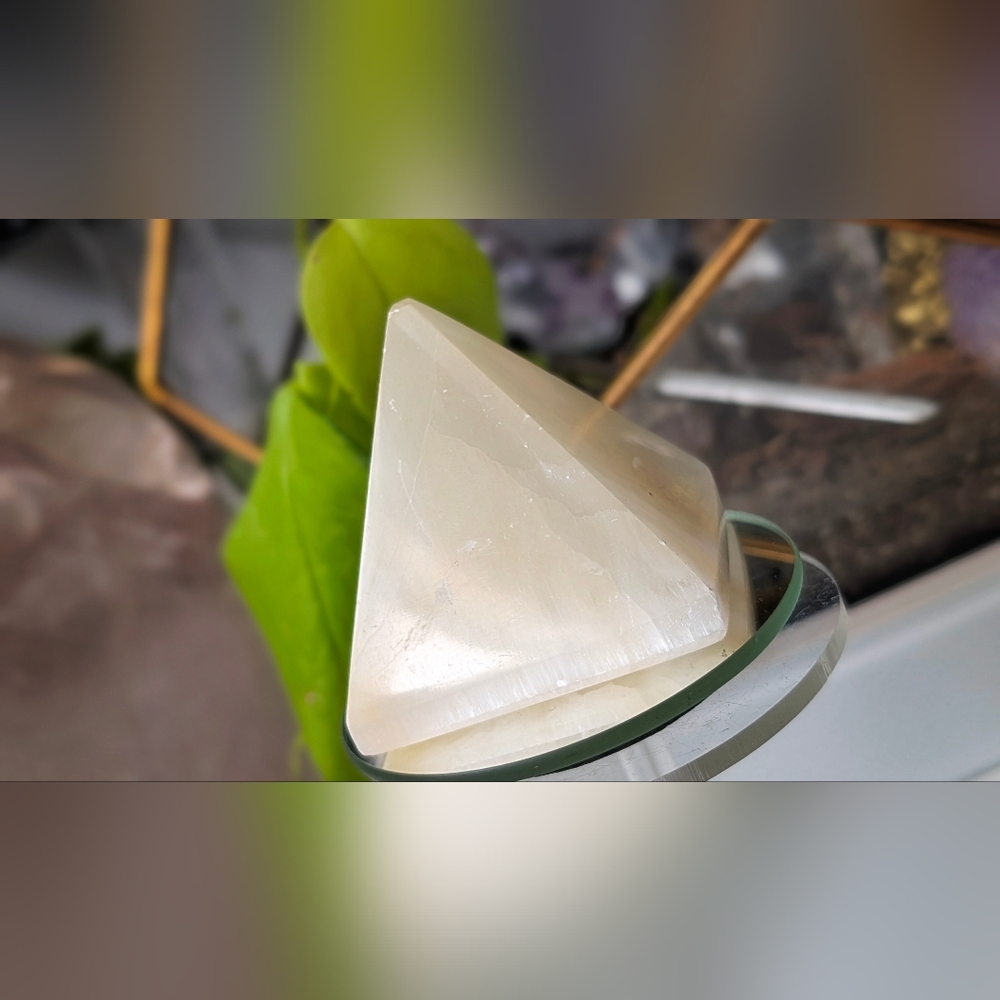 Selenite Crystal Pyramid - Picture 5 of 8
